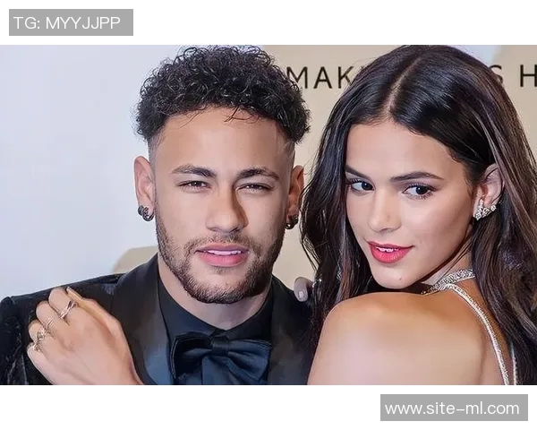 内马尔与女友布鲁娜携手庆祝圣诞节温馨合照中抱着两个可爱女儿